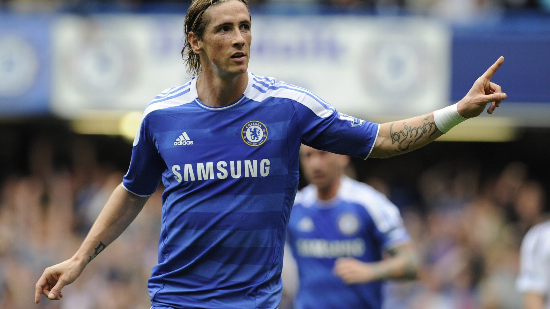 羽毛球高手激烈对抗赛场气氛紧张,羽毛球比赛心态怎么调整